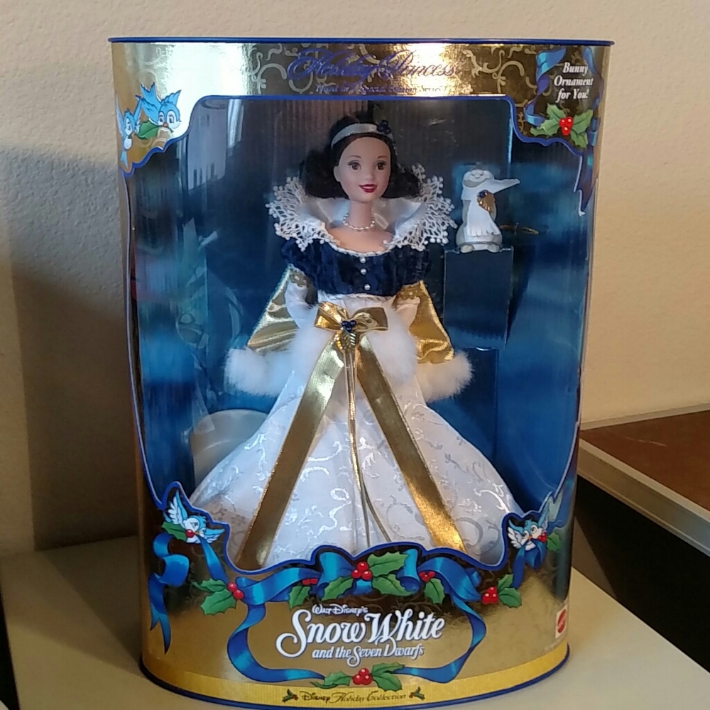 Holiday Princess Snow White doll